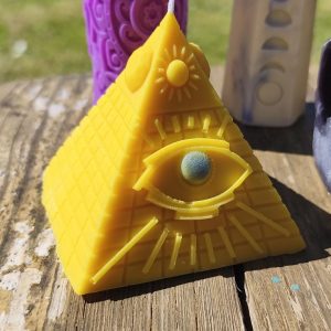 Bougie Moulée – Pyramide de l’Œil Mystique 👁️ 🜂